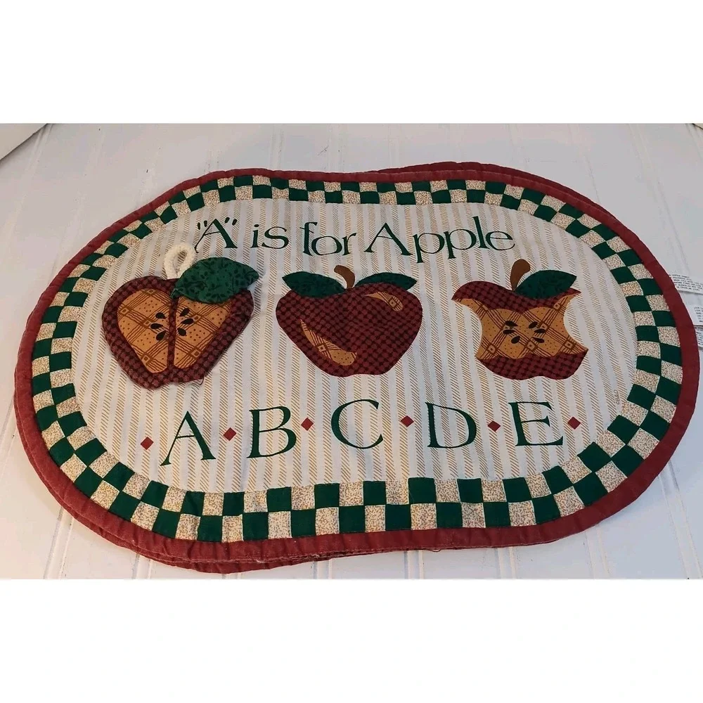 Set of 4 VTG Apple Quilted Placemats Farmhouse Cottagecore Country Style Oval
